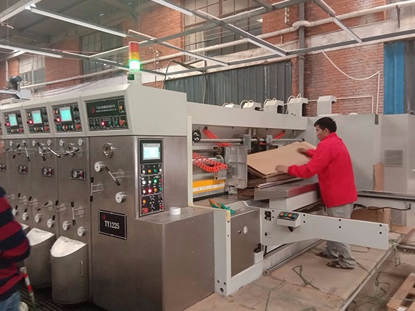 彩箱(xiāng)印刷設備(bèi)